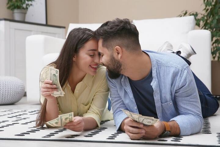 पैसों के बारे में पार्टनर से बातचीत करना जरूरी होता है. लेकिन इसे सही तरीके से करें, इससे रिश्ता खराब नहीं होगा.