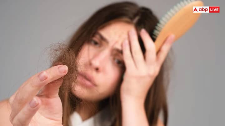 Hair Fall: झड़ते बालों से अधिकतर लोग परेशान रहते हैं, अगर आप भी बालों के झड़ने से परेशान हैं, तो आप अपनी डाइट में कुछ चीजों को शामिल कर सकते हैं.