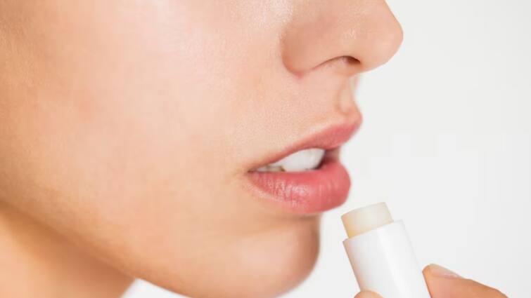 lips care tips applying lip balm on lips is good or not know more Lip Care Tips: लिपस्टिक लगाने से पहले लिप बाम लगाना सही होता है या नहीं? क्या पड़ता है इससे प्रभाव