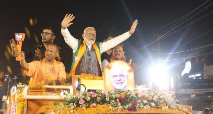 PM Modi In Kanpur: प्रधानमंत्री नरेंद्र मोदी शनिवार 4 मई को कानपुर में रोड शो करने पहुंचे. पीएम मोदी की एक झलक पाने के लिए लोग बेताब नजर आ रहे थे.