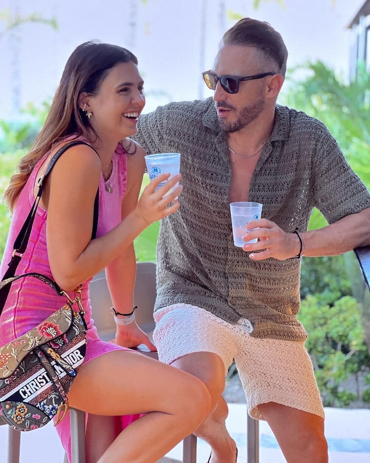 डु प्लेसिस की वाइफ का नाम इमारी विसेर हैं, जो अक्सर अपनी खूबसूरती को लेकर चर्चाओं में बनी रहती हैं.