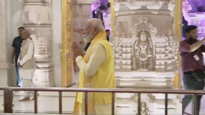 पीएम मोदी परिक्रमा और दंडवत प्रणाम करते दिखे.  (छवि स्रोत: एक्स/@बीजेपी4इंडिया)