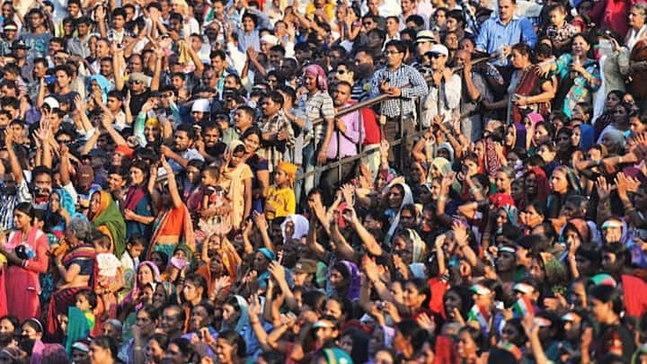 भारत की जनसंख्या भी इसके लिए एक दूसरा कारण है. अगर मोबाइल नंबर 9 अंकों के होते तो इसे सिर्फ 100 करोड़ नंबर ही बन पाते हैं जबकि भारत की जनसंख्या 150 करोड़ के क़रीब हो चुकी है.