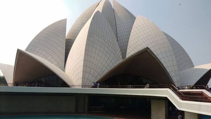 लोटस टेंपल में ढाई हजार लोगों के एक साथ प्रार्थना करने की जगह है. इसमें गुलाब की पंखुड़ियां जैसी दिखने वाली मार्बल की 27 पंखुड़ियां का इस्तेमाल किया गया है.