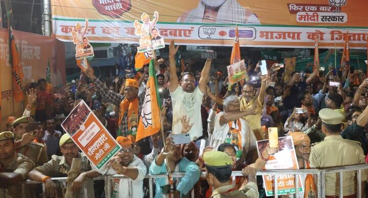 प्रधानमंत्री मोदी का रोड शो शुरू हुआ तो पहला पड़ाव गुमटी गुरुद्वारा रहा. इस दौरान गुरुद्वारे के ठीक सामने मंच पर डमरू नाद के जरिए से पीएम मोदी का भव्य स्वागत आरती के साथ किया गया.