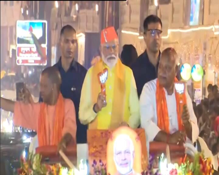 રોડ શો દરમિયાન પીએમ મોદીના એક્સ હેન્ડલ પરથી ટ્વીટ કરવામાં આવી હતી. જેમાં કહેવામાં આવ્યું હતું કે અયોધ્યાના લોકોનું હૃદય પણ ભગવાન શ્રી રામ જેટલું જ વિશાળ છે. રોડ શોમાં આશિર્વાદ આપવા આવેલી જનતાને અભિનંદન!
