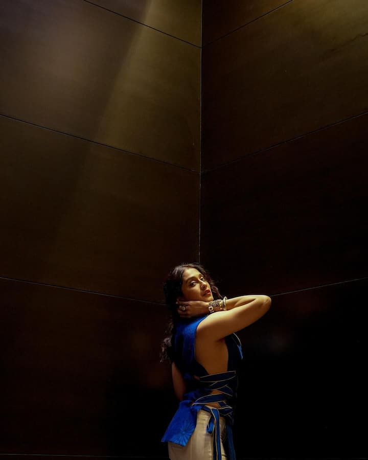 సోషల్ మీడియాలో యాక్టివ్ గా ఉండే రెజీనా రీసెంట్ షేర్ చేసిన స్టైలిష్ పిక్స్ అదుర్స్ అనిపిస్తున్నాయి. వాట్ ఈజ్ యుర్ టైప్ అంటూ  ఓ క్యాప్ష‌న్ కూడా పోస్ట్ చేసింది. మీరూ ఓ లుక్కేయండి...