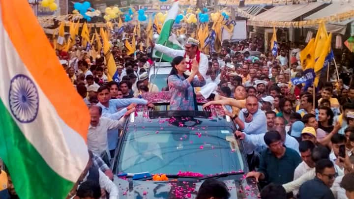Arvind Kejriwal Wife Sunita Holds Roadshow In Delhi Ahead Of Lok Sabha Polls Vote Against Dictatorship 'Delhi CM Jailed To Stifle His Voice': Kejriwal's Wife Holds Roadshow Ahead Of LS Polls, Calls For Vote Against 'Dictatorship'