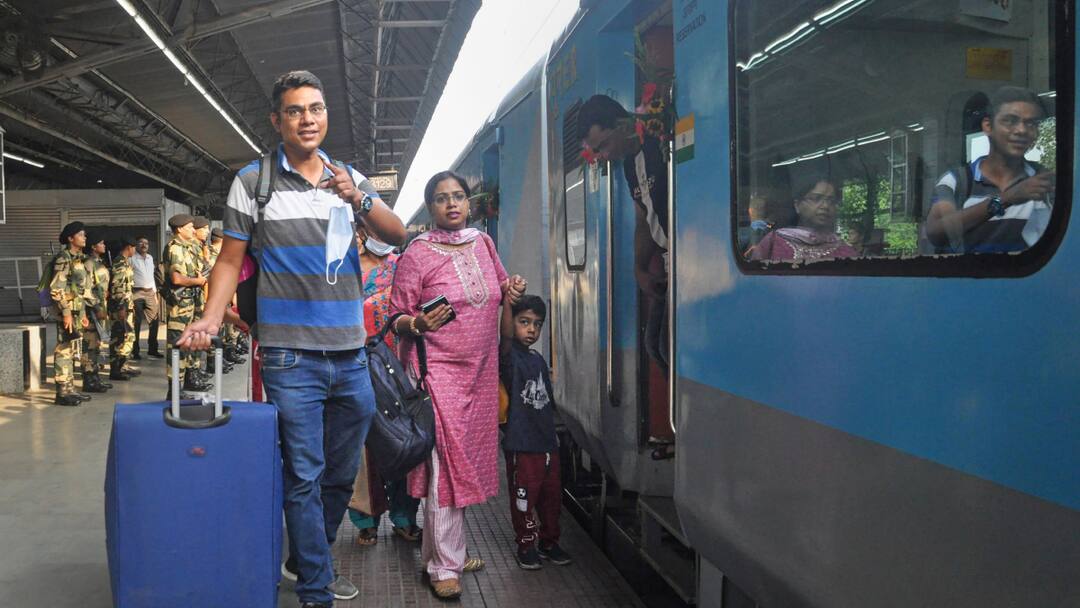 Railway UTS Mobile App: खुशखबरी! रेलवे के इस App से घर बैठे करें अनारक्षित टिकटों की बुकिंग, अब स्टेशन परिसर से... Good news Book unreserved tickets sitting at home through Railway UTS Mobile App ann Railway UTS Mobile App: खुशखबरी! रेलवे के इस App से घर बैठे करें अनारक्षित टिकटों की बुकिंग, अब स्टेशन परिसर से...