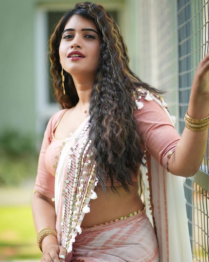 సోషల్ మీడియాలోనూ బాగా యాక్టివ్ గా ఉంటుంది. Photo Credit: sravanthi_chokarapu/ instagram