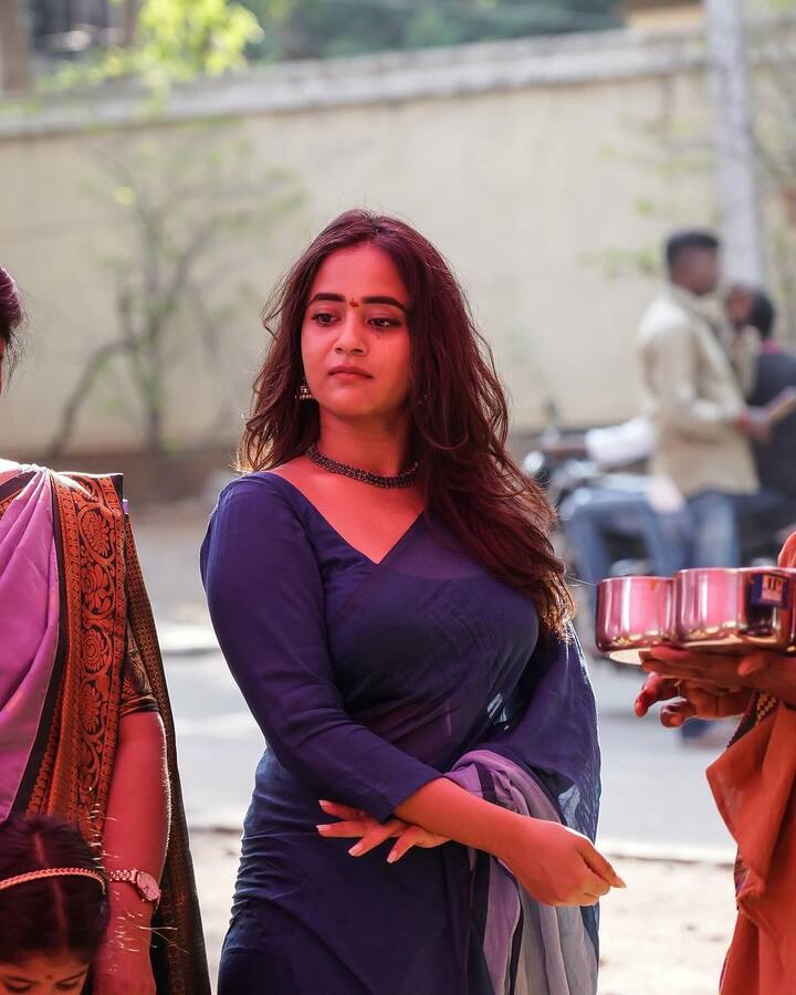 దీప్తి సునయన సాంగ్స్ కలెక్షన్కి చాలామంది ఫ్యాన్స్ ఉన్నారు. ఎక్కడ దొరుకుతాయి ఈ పాటలు అని కొందరు అంటే.. అబ్బా ఎన్నాళ్లు అయిందో ఈ పాట విని అని మరికొందరు కామెంట్ చేస్తారు.(Images Source : Instagram/deepthi sunaina)