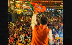 LokSabha: ભાજપના પૂર્વ મુખ્યમંત્રીની સુરક્ષામાં ચૂક, ભાષણ આપી રહ્યાં હતા તે સમયે યુવકે સ્ટેજ પર ચઢીને માઇક ખેંચી લીધું