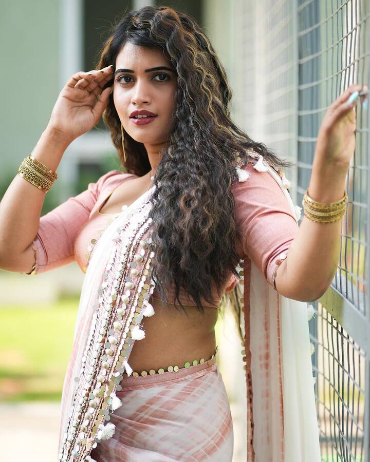 గ్లామరస్ ఫోటోలు, వీడియోలతో కుర్రకారును కవ్విస్తుంది. Photo Credit: sravanthi_chokarapu/ instagram