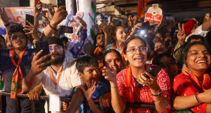 रोड शो के दौरान हजारों हाथों में मोबाइल के फ्लैश चमकने लगे. पीएम मोदी ने भले ही संबोधित न किया हो, लेकिन उनकी भाव भंगिमा काफी कुछ बायां कर रही थी.