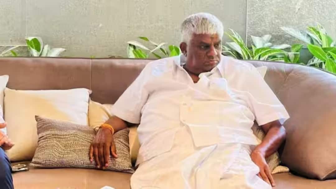 HD Revanna: 8 मई तक SIT की हिरासत में रहेंगे HD रेवन्ना, आरोपों पर तोड़ी चुप्पी, जानें क्या कहा JDS Leader HD Revanna SIT get Three days Custody in Kidnapping Case Prajwal Revanna Obscene Video Case HD Revanna: 8 मई तक SIT की हिरासत में रहेंगे HD रेवन्ना, आरोपों पर तोड़ी चुप्पी, जानें क्या कहा