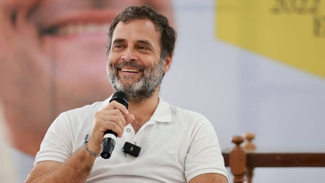 Why Does Rahul Gandhi Always Wear White T shirt His Ideology Kharge Siddaramaiah Answers Rapid Fire Questions வெள்ளை டி சர்ட் மட்டுமே அணிவதற்கு காரணம் என்ன? பிரச்சாரத்திற்கு நடுவே ராகுல் காந்தி ஜாலி டாக்!