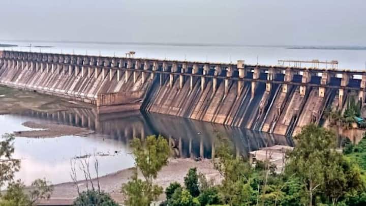Ujani Dam Solapur When will the people of Solapur get water from Ujani? Dam to hit all-time low, know water status Marathi News सोलापूरकरांना उजनीतून पाणी कधी मिळणार? धरण आजवरची निचांकी पातळी गाठणार, जाणून घ्या पाण्याची स्थिती