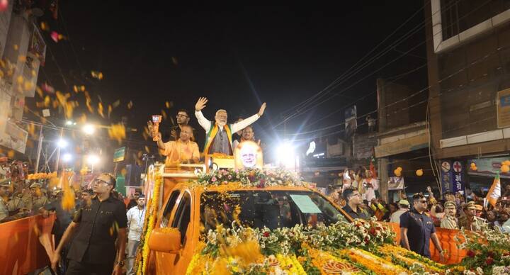 वैदिक मंत्र स्वस्तिवाचन, संख ध्वनि, गंगा आरती के माध्यम से अध्यक्ष आचार्य कालीचरण दीक्षित व उनके साथ आये बटुकों ने किया. प्रधानमंत्री मोदी के हाथ जोड़ते ही भीड़ ने जयकारा लगाया. जय श्रीराम, मोदी है तो मुमकिन है.