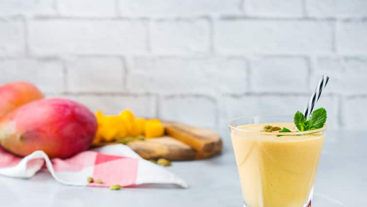 tasty and simple mango milk shake recipe for summer Here is the summer drink recipe Summer Special Mango Milk Shake : సమ్మర్ స్పెషల్ మ్యాంగో మిల్క్ షేక్.. ఈ సింపుల్ స్టెప్స్​తో టేస్టీగా చేసేసుకోండి