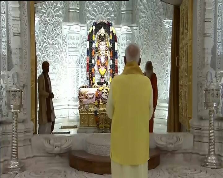 આ પછી તેમણે રોડ શોની શરુઆત કરી હતી. પ્રધાનમંત્રી મોદીની સાથે મુખ્યમંત્રી યોગી આદિત્યનાથ પણ જોડાયા હતા.