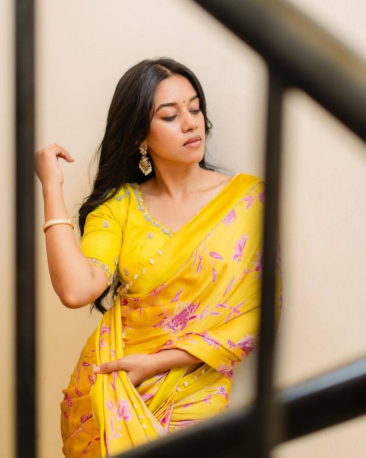 సోషల్ మీడియాలో యాక్టివ్ గా ఉండే మృణాళిని రీసెంట్ గా ఎల్లో శారీ పిక్స్ షేర్ చేసింది