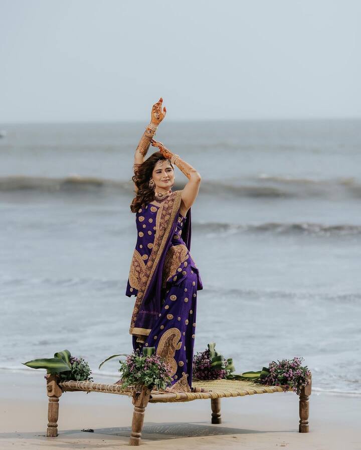 बता दें कि आरती ने अपनी शादी को काफी ग्रैंड अंदाज में किया , जिसमें उनकी फैमिली के साथ ही उनके दोस्त यार भी शामिल हुए थे.