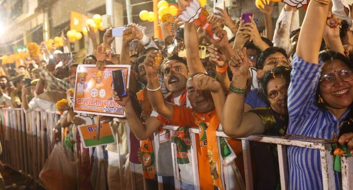 प्रधानमंत्री नरेंद्र मोदी ने शनिवार को कानपुर में रोड शो किया. उनके साथ सीएम योगी आदित्यनाथ और कानपुर और कानपुर देहात के प्रत्याशी मोदी के साथ रथ पर सवार थे.