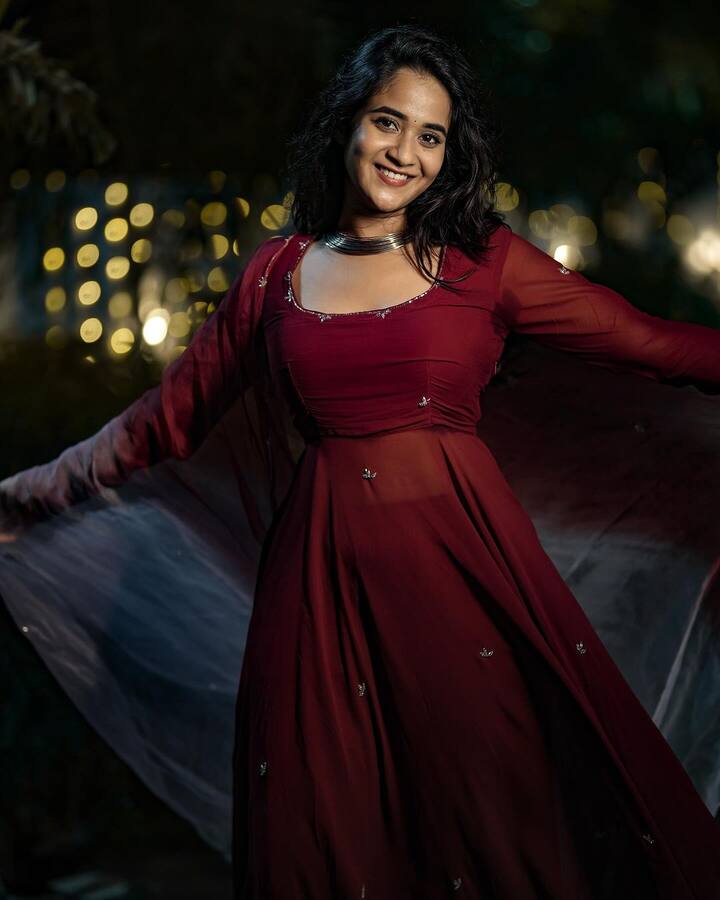 దీప్తి తన ఫోటోలను ఇన్స్టాలో షేర్ చేసే సమయంలో మంచి పాటలను ఎంచుకుంటుంది. దానిలోని లిరిక్స్ని క్యాప్షన్గా పెడుతుంది. (Images Source : Instagram/deepthi sunaina)