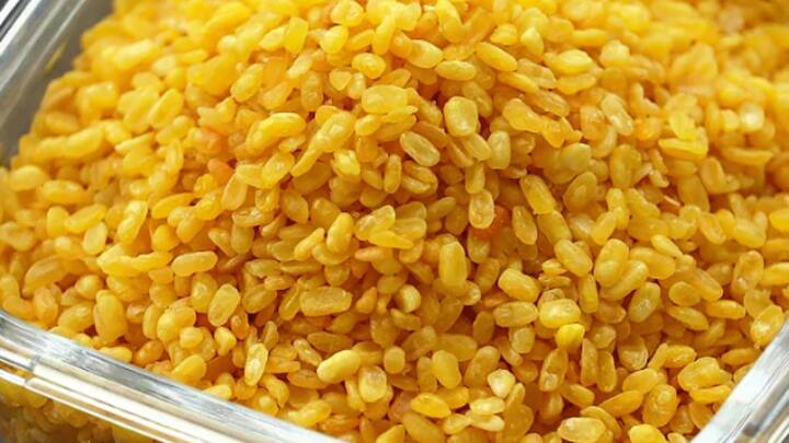 அடுப்பை மிதமான தீயில் வைத்துக் கொள்ள வேண்டும். இப்போது ஒரு ஸ்டீல் சல்லடையில் ஒரு கைப்பிடி அளவு பாசி பருப்பை சேர்த்து இதை கடாயில் உள்ள எண்ணெயில் வைத்து பொரித்தெடுக்க வேண்டும்.