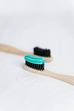 Oral Health : तोंडाची स्वच्छता राखण्यासाठी फक्त ब्रश करणं पुरेसं नाही तर या गोष्टींकडेही द्या लक्ष.