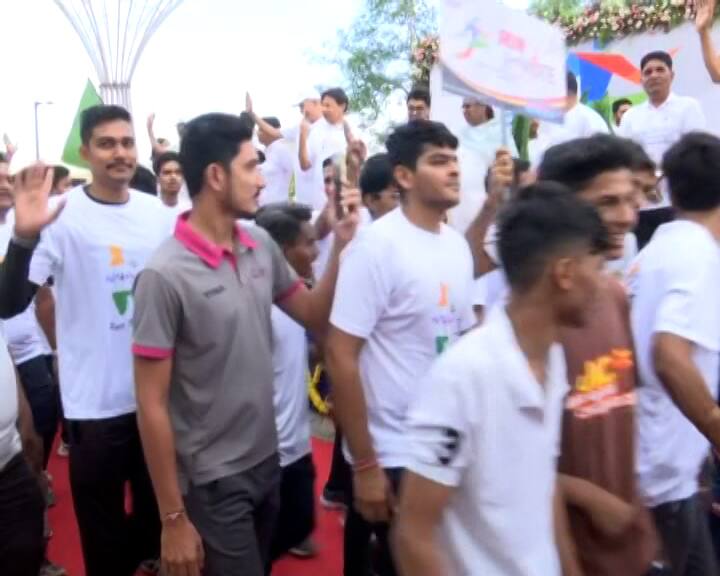 અમદાવાદના સાબરમતી રિવરફ્રન્ટ ઇવેન્ટ સેન્ટરમાં મોટી સંખ્યામાં લોકો ઉપસ્થિત રહ્યા અને રન કરીને વોટની અપીલ કરી હતી.