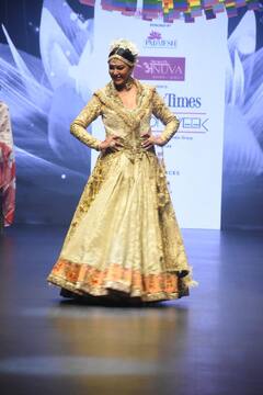 चेहरे पर घूंघट, हाथों में कलीरे और गोल्डन आउटफिट पहन 'दुल्हन' बनीं सुष्मिता सेन!