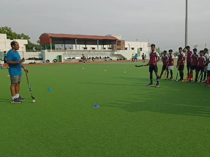 கோவில்பட்டியில் கோடை கால ஹாக்கி பயிற்சி முகாம் தொடக்கம்! பயிற்சி அளிக்கும் இந்திய அணியின் முன்னாள் கோச்!