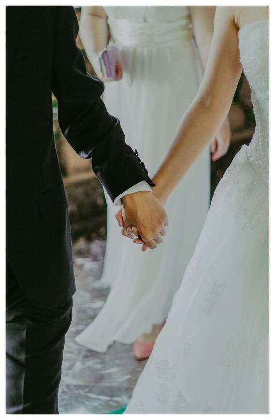 यहां होती है दूल्हे को लटकाकर जूतों से पिटाई