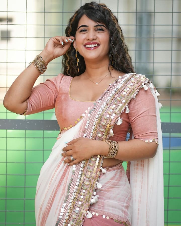 మూవీ ఈవెంట్స్ కు యాంకరింగ్ చేస్తూ ఆకట్టుకుంటోంది. Photo Credit: sravanthi_chokarapu/ instagram
