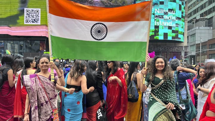 Saree Goes Global 500 Hundred Women Gather At Times Square NYC To Celebrate Sarees And Weavers 'Saree Goes Global': More Than 500 Women Gather At Times Square NYC To Celebrate Sarees