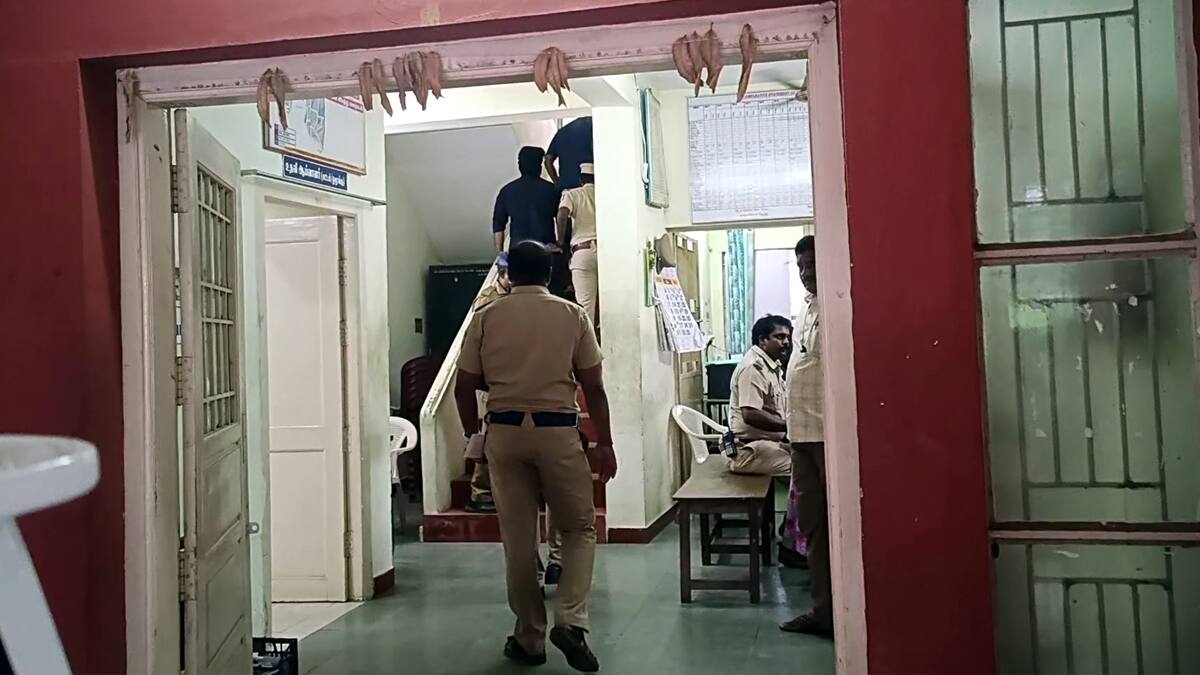 போலீசை திட்டியதாக சவுக்கு சங்கர் வாகன ஓட்டுனர் உள்பட 2 பேர் கைது - கஞ்சாவும் பறிமுதல்