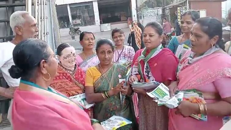 Raju Shetti has done the work of saving farmers kunku so we are supporting like a sister Answer of women workers when asked for salary hatkanangle lok sabha Raju Shetti : शेतकऱ्यांचं कुंकू वाचवण्याचं काम राजू शेट्टींनी केलंय, म्हणून आम्ही बहिणीसारखं पाठबळ देतोय; पगार विचारताच महिला कार्यकर्त्यांचे उत्तर