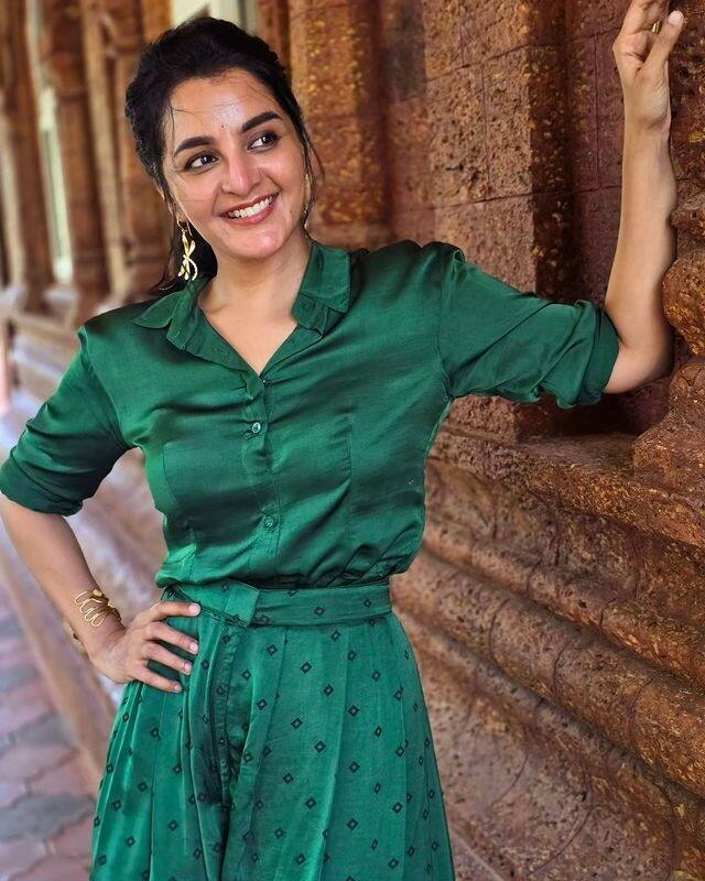 இன்ஸ்டாவில் ஆக்டிவாக இருக்கும் மஞ்சு வாரியர் தற்போது பச்சை நிறமுள்ள ட்ரேஸ் அணிந்து அழகிய புகைப்படங்களை பதிவிட்டுள்ளார்.