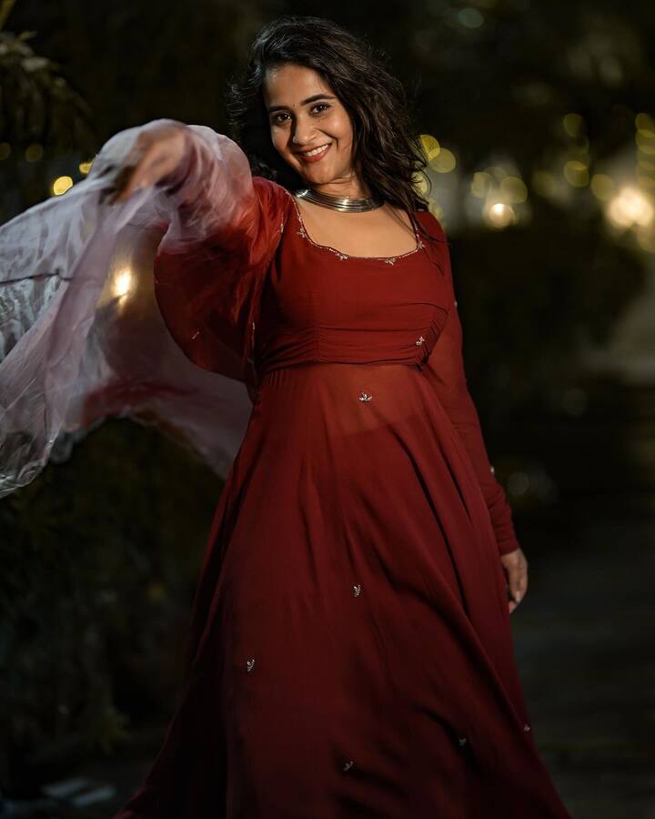 ఈ ఫోటోలను ఇన్స్టాలో షేర్ చేసి.. ఓ వెండి వెన్నెల దిగి ర ఇలా అమ్మ కొంగులో చంటి పాపాల మబ్బు చాటునే ఉంటె ఎలా ✨❤️ అంటూ క్యాప్షన్ ఇచ్చింది. (Images Source : Instagram/deepthi sunaina)