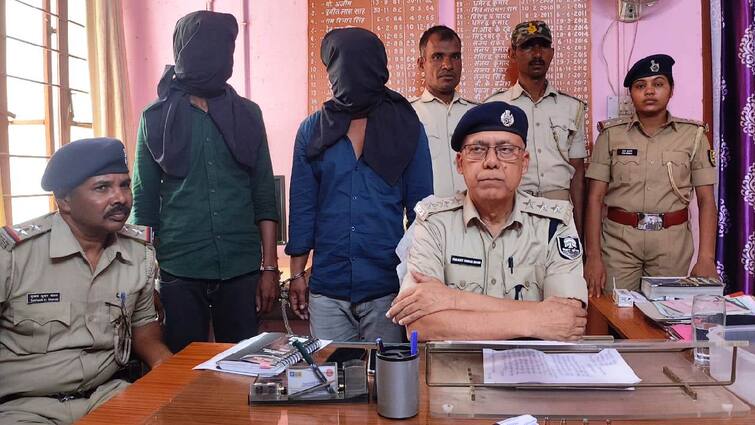 Bihar Arrah Kamaluchak Double murder case Two accused arrested with weapons ann Arrah Crime: कोईलवर बालू घाट डबल मर्डर केस में दो आरोपी गिरफ्तार, एक लोडेड कट्टा तीन गोलियां बरामद