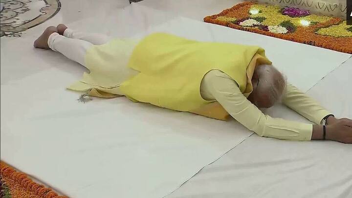 राम मंदिर में पूजा करने के बाद पीएम मोदी ने अयोध्या में दो किलोमीटर लंबा रोड शो किया.  (छवि स्रोत: एएनआई)