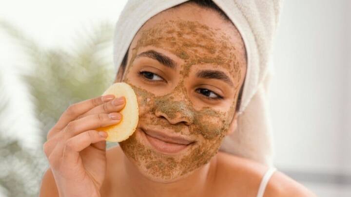 Walnut Benefits: अखरोट सेहत के लिए फायदेमंद होने के साथ-साथ त्वचा के लिए भी काफी लाभदायक माना गया है. इससे आप घर पर ही स्क्रब बना सकते हैं.यह आपके चेहरे को चमकदार बनाने में मदद करेगा.