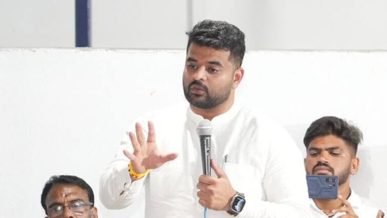 Prajwal Revanna: प्रज्वल रेवन्ना को दबोचने की तैयारी! SIT ने जारी किया हेल्पलाइन नंबर, इंटरपोल से मांगी मदद Karnataka SIT launches helpline number in mp prajwal revanna obscene video case seeks interpol help Prajwal Revanna: प्रज्वल रेवन्ना को दबोचने की तैयारी! SIT ने जारी किया हेल्पलाइन नंबर, इंटरपोल से मांगी मदद