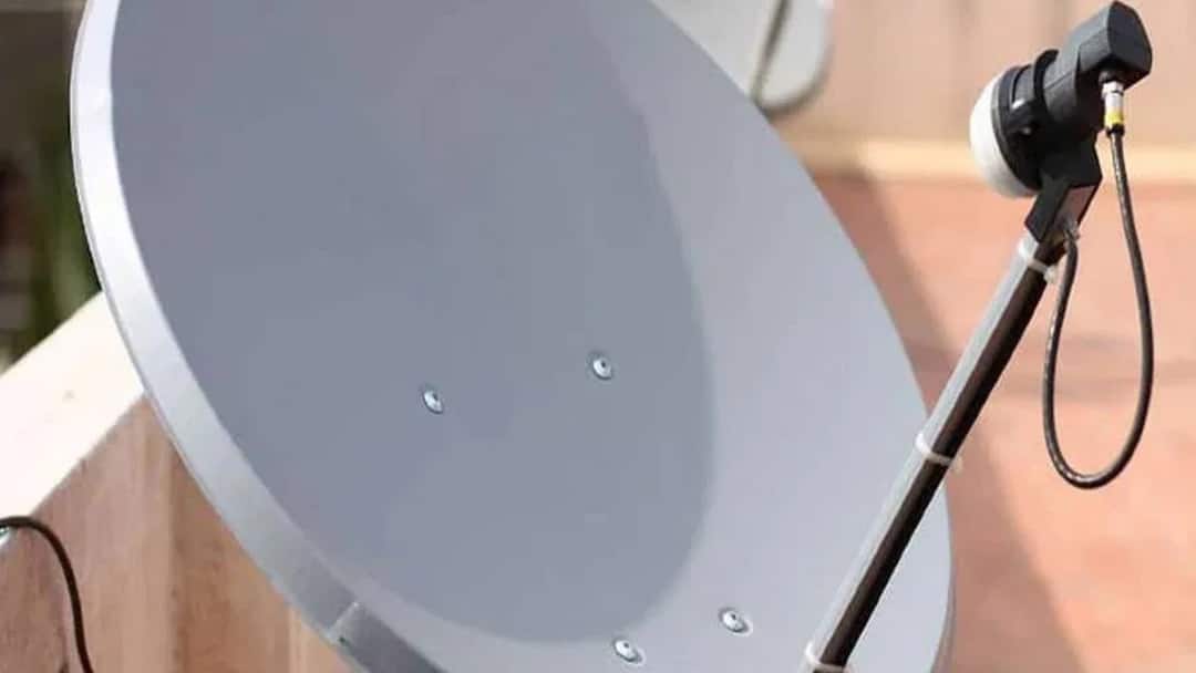 signal come on the dish antenna installed at home why is it facing on one side Dish Antenna: क्या भारत में लगे सभी डिश का टारगेट फेस एक ही तरफ है? ये कहां से लेते हैं सिग्नल