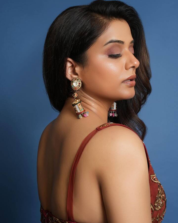 సీనియర్ హీరోయిన్ ప్రియమణి వెండితెరతో పాటు బుల్లితెరపైనా సందడి చేస్తోంది. Photo Credit: Priya Mani Raj/Instagram