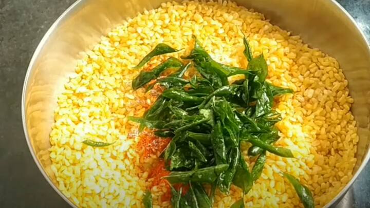 பாசி பருப்பு மிக சிறிய அளவில் இருப்பதால் எளிதில் கறுகி விடும். இந்த முறையில் பொரித்தால் சரியான பதத்தில் கிடைக்கும். பாசி பருப்பு பொன்னிறமாக பொரிந்ததும் இதை எண்ணெயில் இருந்து எடுத்துக் கொள்ள வேண்டும். பாசி பருப்பை சிறிது சிறிதாக சேர்த்து பொரித்து எடுத்துக் கொள்ளவும். 