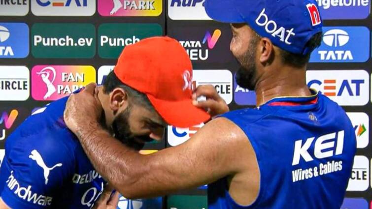 Virat Kohli bow down Dinesh Karthik after getting orange cap IPL 2024 RCB vs GT RCB vs GT: कोहली का यह अंदाज जीत लेगा आपका दिल, देखें कैसे बढ़ाया कार्तिक का मान