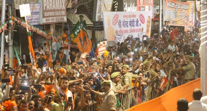 रोड शो के दौरान प्रधानमंत्री नरेंद्र मोदी ने ब्लॉक नंबर 34 में सिंधी समाज के लोगों को डांडिया बजाते हुए आयो लाल झूलेलाल कहते देख चंद सेकंड के लिए अपना काफिला रुकवाया. इस पल को मोबाइल में सहेजने के लिए भीड़ बेताब रही. भीड़ को अपने ही अंदाज में देखते हुए प्रधानमंत्री आगे बढ़ते चले गए.