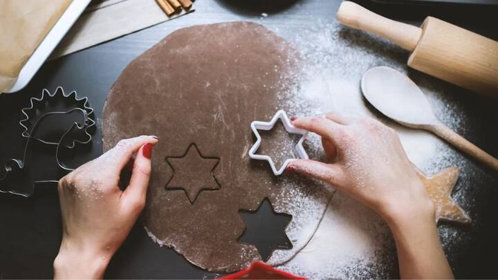 তবে এই চিনি প্রতিদিনের খাদ্যতালিকা থেকে বাদ দিলে মিলতে পারে একাধিক ফল। ডায়বেটিকদের তো বটেই আজকাল অনেকক্ষেত্রে চিকিৎসকরা চিনি কম খাওয়ার পরামর্শ দেন।